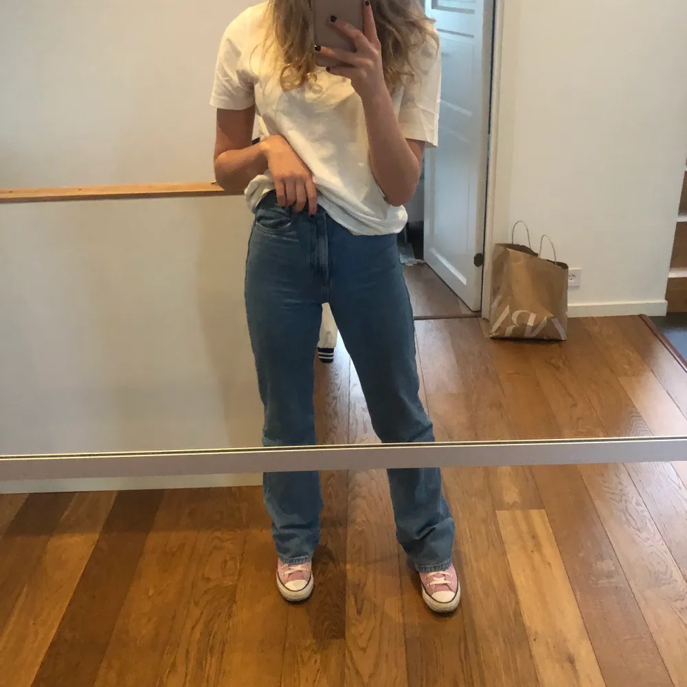 Säljer mina supersnygga långa jeans från zara! Är 169cm. Inköpta för bara några veckor sedan och använda ca 3-4 gånger, så de är i bra skick! Säljer för 300kr eller högstbjudande! . Jeans & Byxor.