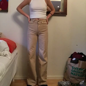 Raka jeans från Monki  - Såå snygga beiga jeans i storlek 24 som tyvärr har blivit för små för mig:-(( modellen är helt rak och heter Yoko! Passa på💕 kan mötas upp i Stockholm och annars står köparen för frakt!