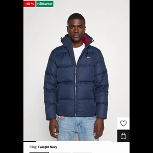 Tjock Tommy Hilfiger vinter jacka - säljer nu denna vinter jacka. Det är storlek 164 och sitter som en over size XS! Det är en lånad bild men vid intresse så skickar jag hur många bilder ni vill på den. Luvan går att ta av och att sätta tbx. Köparen står för fraktkostnaden. Kan också mötas.