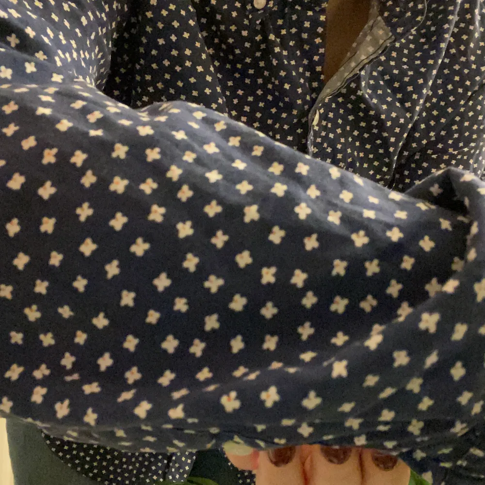 Skitsnygg mörkblå skjorta med små blommor. Så söt😍 går att matcha till mycket. Köpt secondhand men jag har aldrig använt den. . Skjortor.