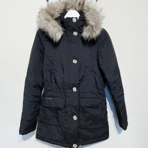 Svart vinterjacka - Jättefin varm vinterjacka från Jeane Blush i stl XS. Sparsamt använd endast en vinter men säljer pga för liten för mig. 