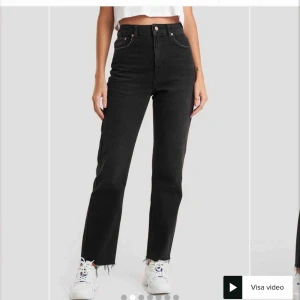  - Säljer raka jeans från NA-KD. Använda en gång så det är som nya! Storlek 38 sitter perfekt på mig och jag är 172 cm lång. 