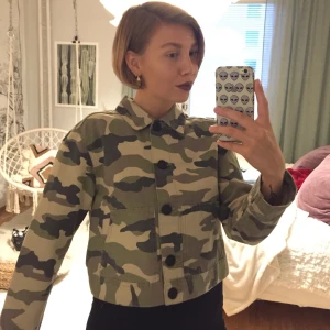 Kamouflage-jacka i strl S - Kamouflagemönstrad jacka från H&M. Strl S. Oanvänd.