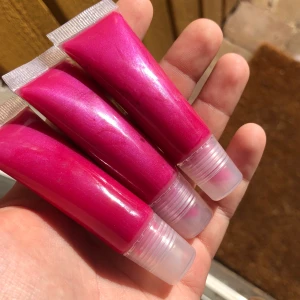 Jordgubbar läppglans - Ett återfuktande läpglans med smak av jordgubb som ger både glans och en mörkröda färg, så fint!🍓❤️