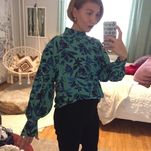 Blomstermönstrad blus strl 36 - Superfin blus med puffärm och hög krage från H&M. Strl 36.