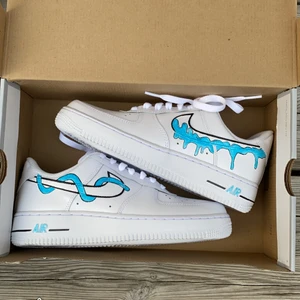 Nike af1  - Hello, säljer custom af1, skicka gärna in önskemål💜 för ett par helt nya skor kostar det totalt mellan 1300-1500 kr💜✨