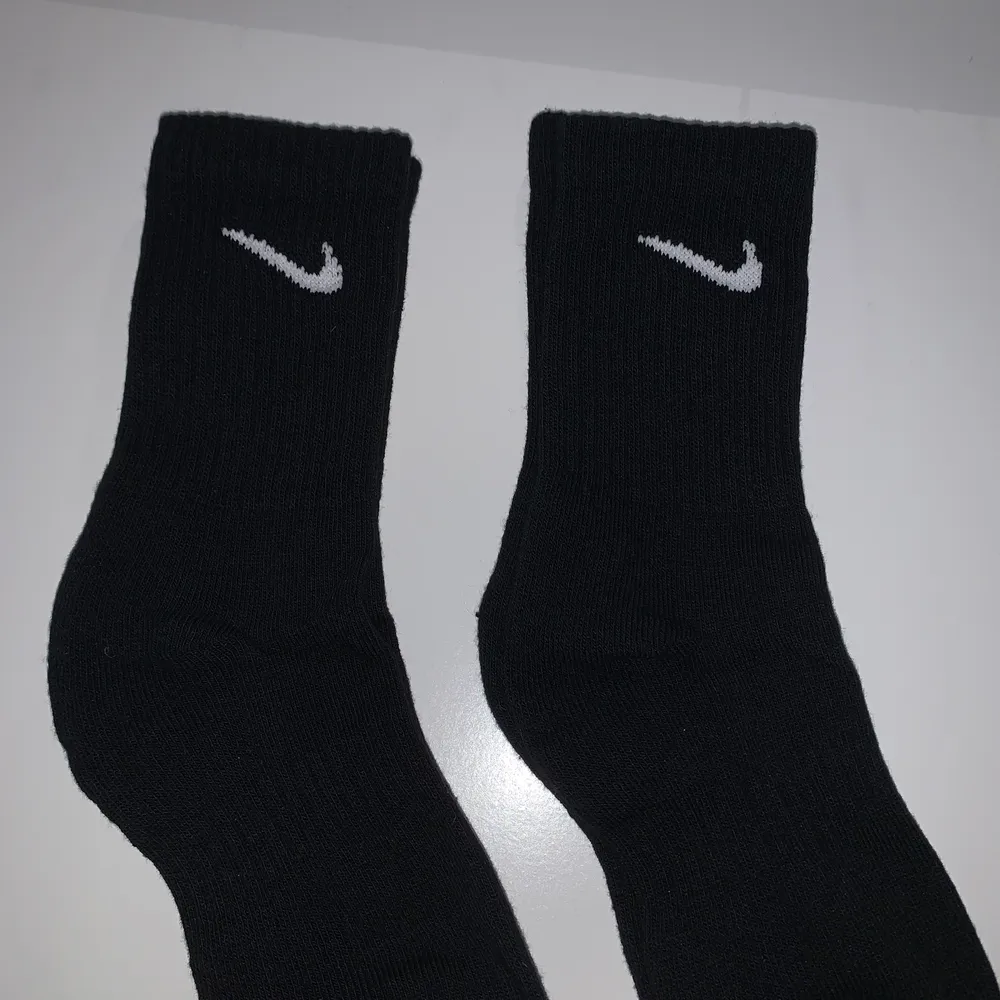 Oanvända Nike strumpor💜säljer 2 par Nike strumpor,50+frakt. Accessoarer.