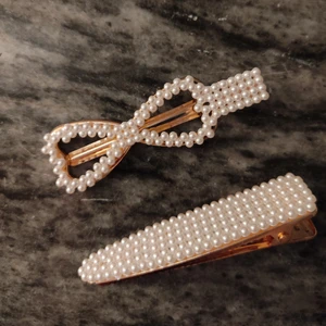 Hårclips  - Trendiga hår accessoarer! Nyköpta av en kompis, inget fel på dem alls bara inte min stil ✨✨ köparen står för frskt som går på 11kr tror jag 👍😃 10kr styck. (Sista bild -endast modellbild på hur mna kan ha de!) 