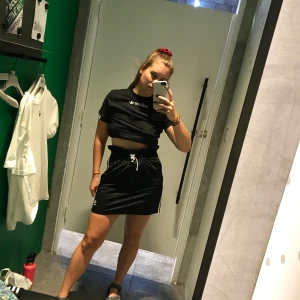 Adidas kjol helt ny - Kjol från adidas i perfekt skick!!! Då jag inte fått användning av denna kjolen vill jag att den får komma till en ny ägare som kan använda den mer än mig⚡️⚡️⚡️