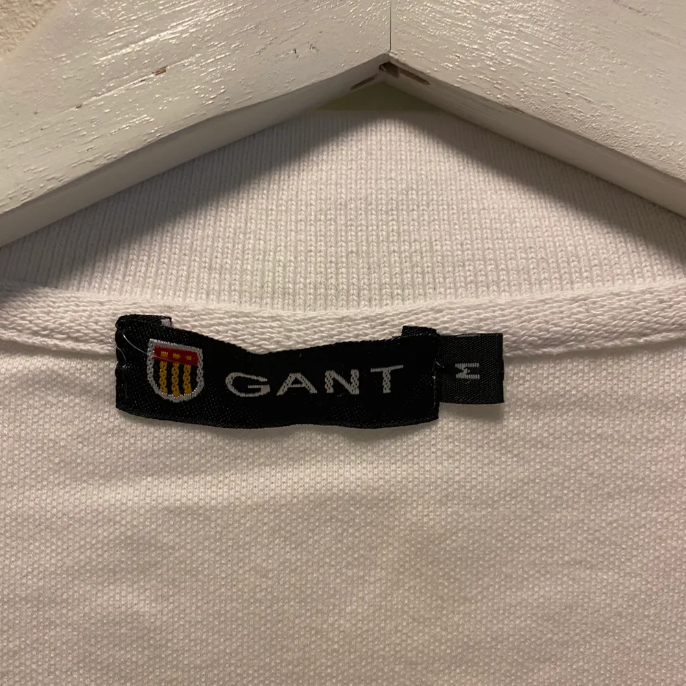 Säljer en nästintill ny vit Gant pike i strl medium.. T-shirts.