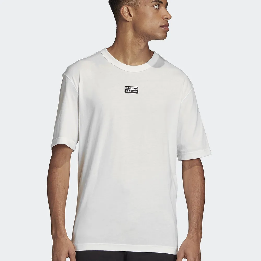 Knappt använd t-shirt från Adidas hemsida! Sitter snyggt oversized från S-M!. T-shirts.
