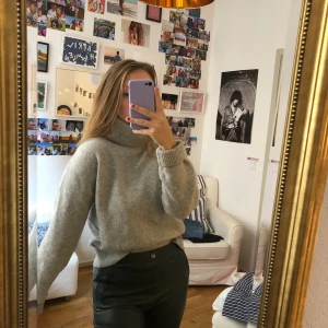 Stickad polotröja - Helt oanvänd, grå, mysig polotröja. Köpt på H&M för 249 kr förra hösten. Strl XS men skulle säga att den passar även S och M