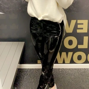 Lackbyxor - Säljer ett par nästintill oanvända lackbyxor då dom tyvärr blivit försmå. Jättefint skick och knappt använda. Köpta för 349kr på Gina tricot i vintras. Säljes för 170kr+frakt eller högsta bud