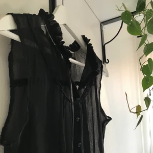 Ärmlös blus  - Söt och tunn blus från HM. Frakt tillkommer :) passar XS-S
