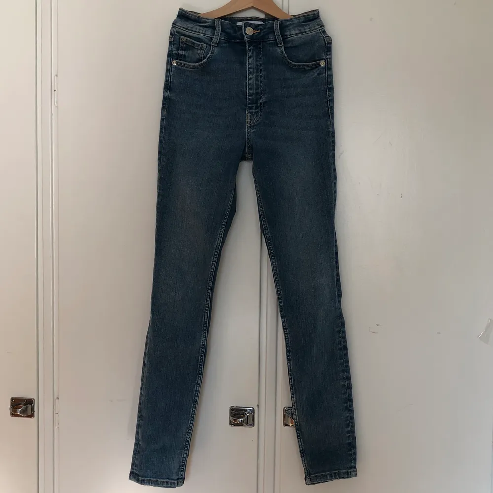 skinny jeans från zara(endast testade)💕säljs pga att det är ankel längd och att jag nt är bekväm i de✨dom är ljusare i verkligenheten men det blev svårt att försöka få den rätta färgen på bild men försökte få det på första bilden🌸super bekväma✨. Jeans & Byxor.