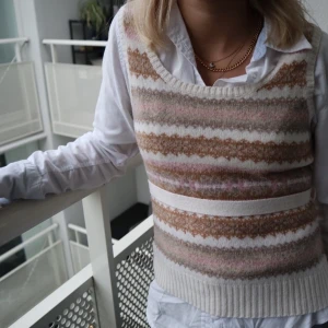 Assnygg Gant-väst !! - Väst från Gant med band i midjan. Är i storlek M men passar allt mellan XS-M beroende på om man vill ha lite oversize eller ej. Nyskick!! Kan mötas i Sthlm annars betalar köparen frakt 🥰🤗🔥