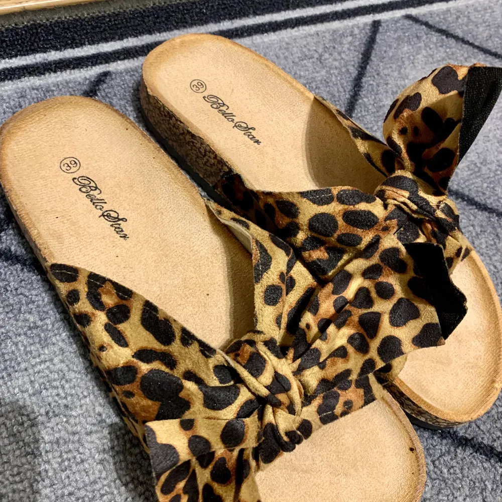 Tofflor med leopardprint helt i nyskick då dom är helt oanvända🧡 otroligt sköna, storlek 39 men passar 38/39! 50kr+ frakt . Skor.