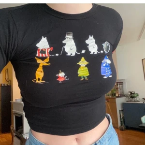 Mumin t-shirt - ✨Lånad bild✨ Köpte tröjan här på plick men har knappt använt den så säljer den vidare, bra skick och passar en Xs💕 Skriv om du vill ha fler bilder!