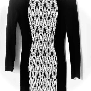 Klänning - Jätte fin, svart och vit mönstrad klänning. Storlek Xs (34). Klänning är jätte skön och sticks Inte. Klänningen är använt 2 gånger, men jag kan tvätta den innan jag skickar iväg den om det önskas. Pris börjar på 50kr men högst bud vinner och prutning går till viss gräns. (+frakt beroende på vart du bor). Kan mötas upp i Linköping annars fraktas den.❤️