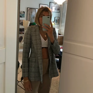 Rutig kavaj - Grå kavaj från zara som jag älskar men den är tyvärr alldeles för liten