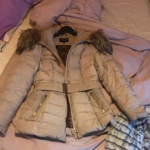 Hollies jacka - Äkta hollies jacka med äkta päls, storlek 38. Ser ut att vara som ny och har även bytt ut dragkedjan så den funkar perfekt! Säljer pga använder inte längre. Den perfekta vinter jackan för de kallaste dagarna💕