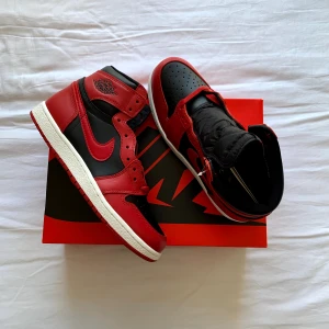 Jordan 1 Retro High 85 Varsity Red - Jordan 1 Retro High 85 Varsity Red • Röd/Svart • Par 22,903 / 23,000 • Storlek: 42,5 • Skick: Helt Nya • Köp nu: 6200kr