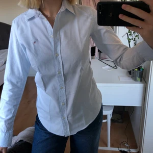 Gant skjorta  - Pris kan diskuteras! Säljer skjorta från Gant i jättefint skick!! 🥰 Köparen står för frakten