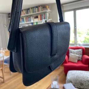 Väska från Forever 21 - Köpt i London för ett bra tag sedan och användes en del för ca 2 år sen. Jättefint skick utom en skada som man ser på 3dje bilden men det syns ej när väskan är stängd. Skriv privat för mer info är även alltid öppen att diskutera priser och byten🥰🥰🥰 ( brukar bli mindre än 88kr i frakt som det står där nere)