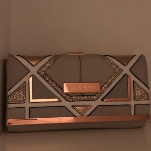 B Ö R S 🤍🤍 - Super fin börs, praktiskt med mycket plats, frakt tillkommer 🤍🤍