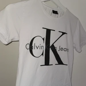Calvin Klein tröja (inte äkta) 🤍 - Säljer denna tröja som är jätte bekväm samt väldigt snygg och användbar trots att den inte är äkta🤍