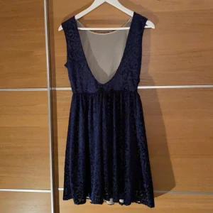 Klänning fin baksida  - Fin baksida och jätte fin klänning, aldrig använd 