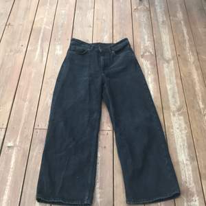 Svarta jeans från monki, använda ett få tal gånger. Storlek 26
