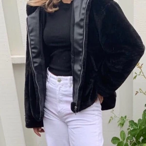 Pälsjacka från Zara - Säljer min sjukt snygga pälsjacka från Zara, säljer pga att jag behöver bli av med jackor. Sjukt fint skick och använd fåtal gånger (4-5 gånger). Ny pris 300kr. Skriv för fler bilder privat. Buda!