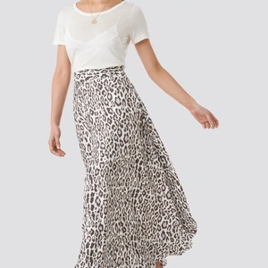 Nakd leopard maxi skirt - En jättefin långkjol från NA-KD. Har endast använd den två/tre gånger så den är som ny. Den är i storlek 34 och helt slutsåld på hemsidan. Nypris 449 kr, mitt pris 150 kr💗