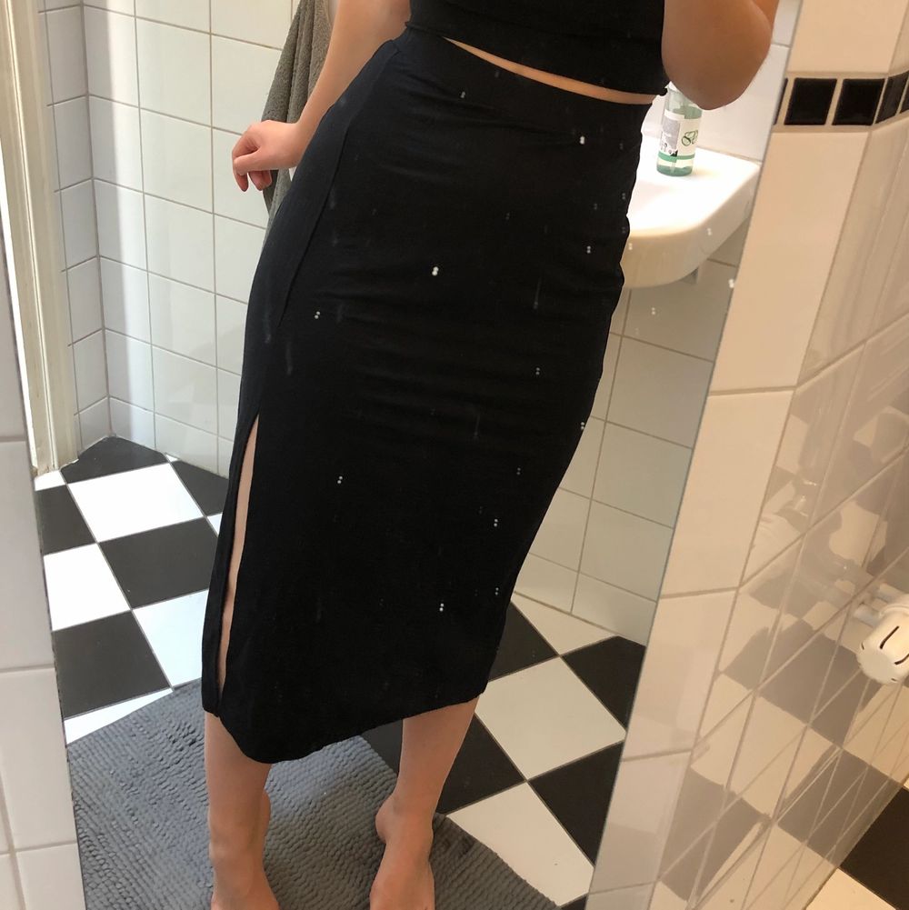 Svart, skön kjol. Från PULL&BEAR, prislappen sitter kvar, därmed oanvänd! På bilderna har jag en likadan kjol fast i storleken över. Storleken jag säljer finns på den sista bilden. Resår i midjan och slitsar på sidorna! Köparen står för frakten 📦 . Kjolar.