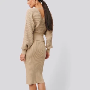 NA-KD glitter set, crop top, high waist  - Otroligt skönt och bekvämt glittrigt set med tröja och kjol från NA-KD. Nyskick, endast använt en gång. Kjolen är storlek S och högmidjad, kostar 349 kr ny. Tröjan är storlek XS, crop top-modell, kostar 399 kr ny. Säljer hela setet för 300 kr. Fri frakt.