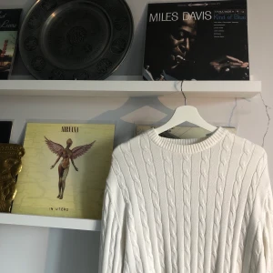 Cable-Knit Tröja - Vit Cable-Knit bommulströja från Knowledge Cotton Apparell som jag aldrig har använt! Nypris var 1000kr.