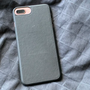 Mobilskal  - Mobilskal från ideal of Sweden som passar till iPhone 7 Plus och 8 plus. Fint skick⚡️💞💫 Det är magnetiskt 