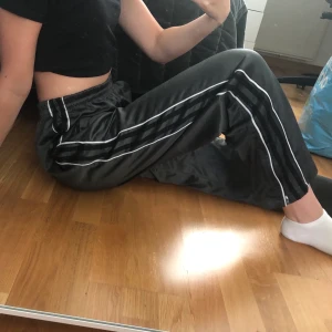 Vintage mysbyxor - Supersnygga mysiga byxor😍 | Passar mig som bär storlek XS och är ca 160 lång (se bilder) | Det är hål i båda fickorna, men annars är de i gott skick👌🏼 | Frakt tillkommer