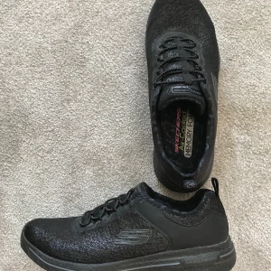 Skechers - Fräscha oanvända stl 38 Glittriga fina mjuka. Hämtas i Bromma