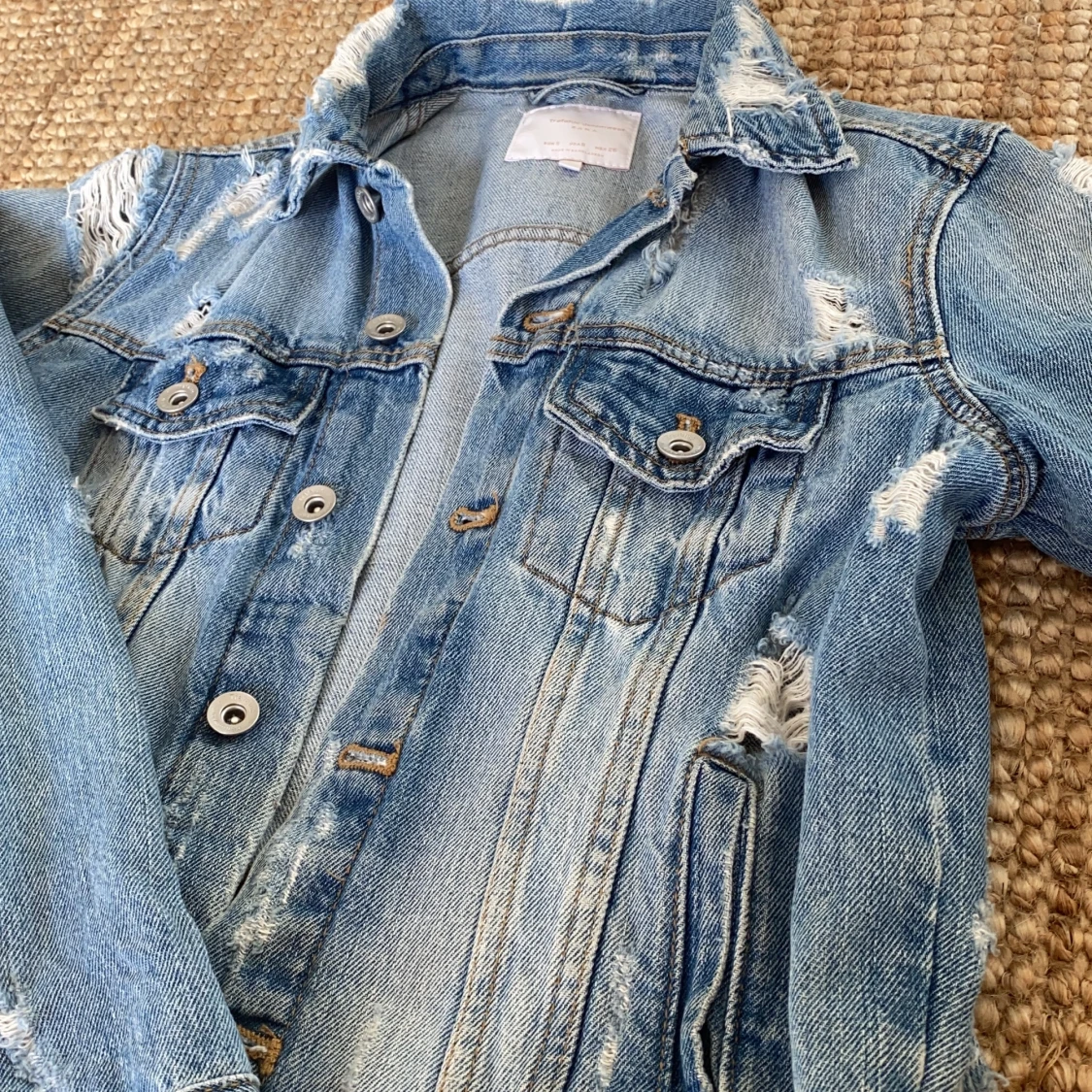 Jeansjacka med slitningar - 91