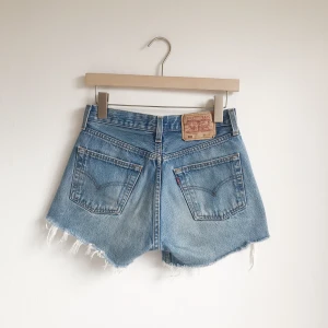 Levis Shorts  - De perfekta jeansshortsen! Vintage Levis 501 shorts märkt storlek 29 men små i storlek som äldre Levis brukar vara. De passar mig som brukar ha XS-S i shorts och 26-27 i jeans. Såå snygga och i jättefint skick, säljer pga används för sällan!