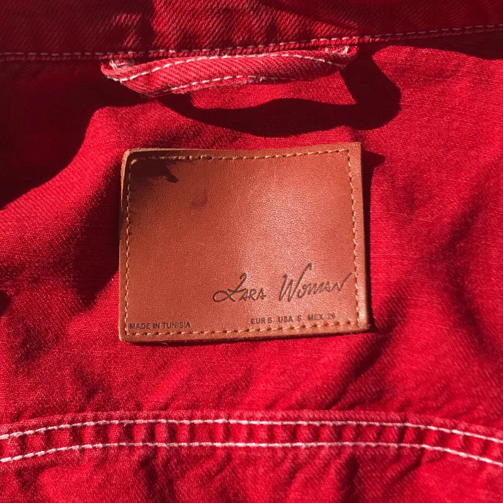 Röd jeansjacka från Zara! Använd men fortfarande i ett jättefint skick, frakt ingår i priset!❤️❤️❤️ storleken är S men sitter lite oversized🥰. Jackor.