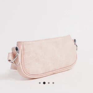 Väska från asos - Fin ljusrosa axelremsväska från asos, helt slutsåld på hemsidan!