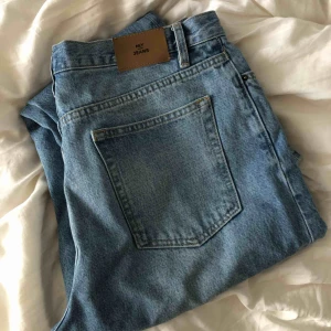  - Jeans från Nelly, knappt använda då de är i fel storlek för mig. Är normala i storlek, höga i midjan och raka i modellen. 200 kr inkl frakt. 