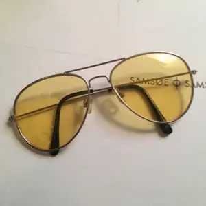 Pilotbrillor med gult glas! Köparen betalar frakt på 45kr! 🕺