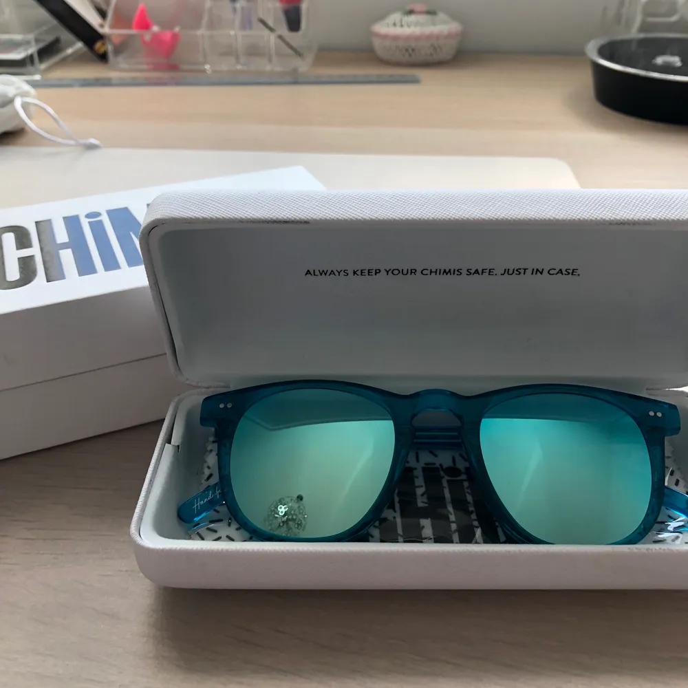 Dessa blåa solglasögon är från Chimieyewear. De är i modellen #001 med spegelglas, vilket jag tycker passar bra till sommarfester!🌞snygg och bra passform. Nypris 999 kr. . Accessoarer.