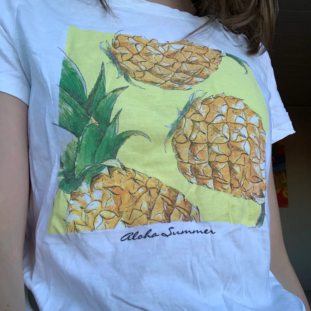 En fin ananas tröja från h&m. Använd några gånger. Frakt ingår i priset.. T-shirts.