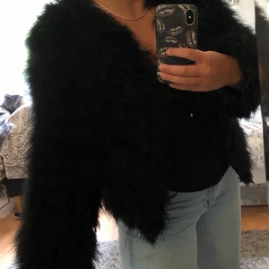 Fluffig jacka - Fluffig jacka i strutsimitation. Köpt på DM retro och använd sparsamt. Har en liten slitning på armbågen men inget som märks. Kan skicka fler bilder vid intresse. Har ni frågor eller funderingar är det bara att höra av sig. Köparen står för frakt 🚚.