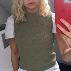 Väst från Zara storlek S - Grön väst från Zara i storlek S. Använd 1 gång, mycket bra skick. Köparen står för frakten